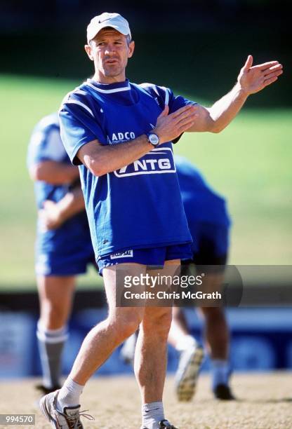 Bulldogs coach Steve Folkes gives instructions during the Bulldogs training session prior to their round 20 NRL match against the Brisbane Broncos....