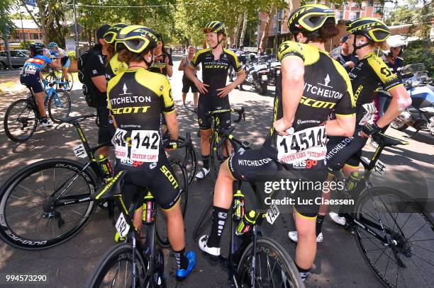 Arrival / Annemiek van Vleuten of The Netherlands / Amanda Spratt of Australia / Lucy Kennedy of Australia / Gracie Elvin of Australia / Sarah Roy of...