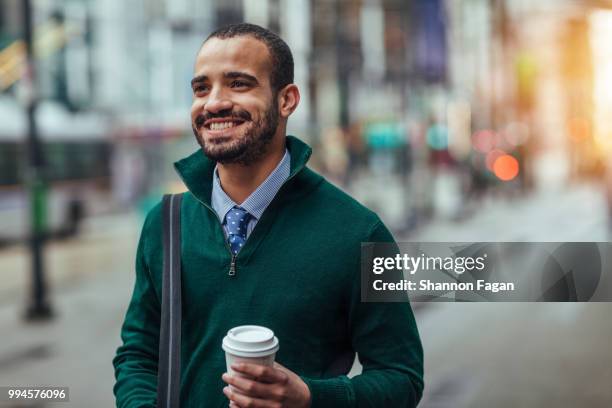 street portrait of a young businessman - business mann gehen im freien stock-fotos und bilder