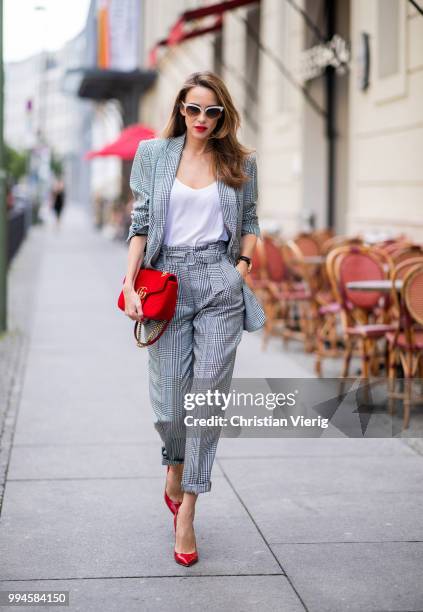 Alexandra Lapp wearing a checkered suit combination in black and white with a long blazer and high waist pants with an integrated belt both from...