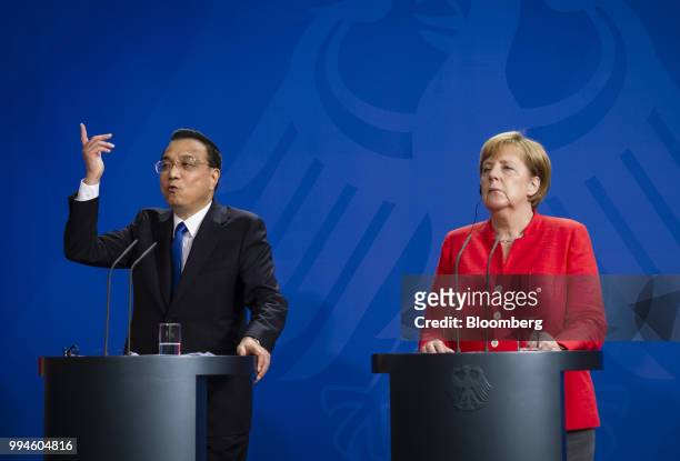 Li Keqiang, China's premier, left, gestures as he stands beside Angela Merkel, Germany's chancellor, during a news conference at the Chancellery...