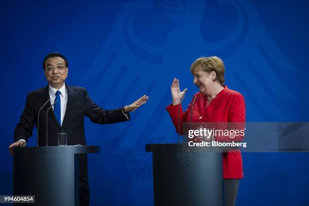 Li Keqiang, China's premier, left, gestures towards Angela Merkel, Germany's chancellor, during a news conference at the Chancellery building in...