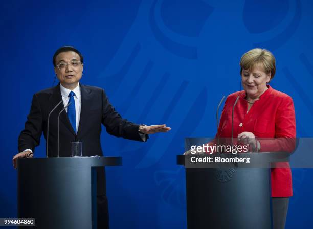 Li Keqiang, China's premier, left, gestures towards Angela Merkel, Germany's chancellor, during a news conference at the Chancellery building in...