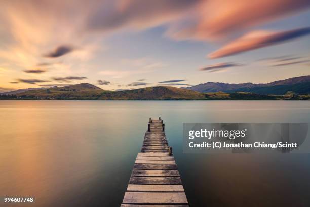 lake hayes jetty - pier sunset imagens e fotografias de stock