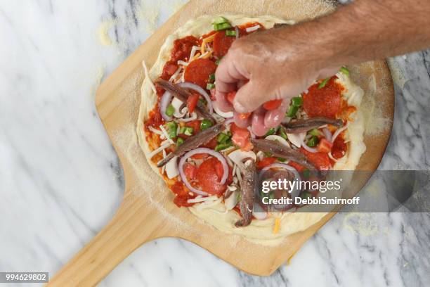 making a pizza - pá de pizza imagens e fotografias de stock