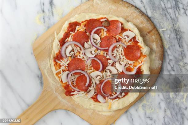 eine pizza - pepperoni pizza overhead stock-fotos und bilder