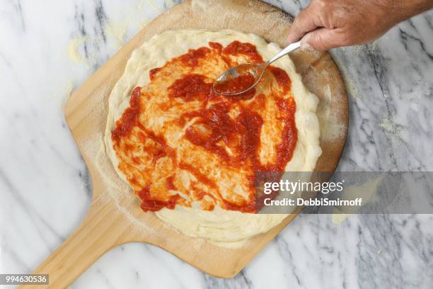 making a pizza - pá de pizza imagens e fotografias de stock