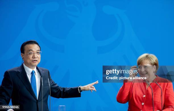 July 2018, Germany, Berlin: German Chancellor Angela Merkel of the Christian Democratic Union and China's Premier Li Keqiang attending a press...