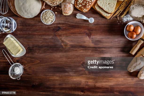 cadre des ingrédients pour la préparation de pain sur en bois rustique - pain boule photos et images de collection