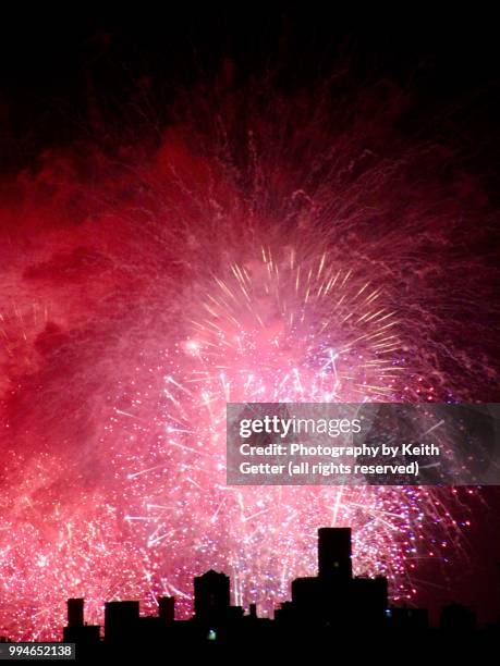 fireworks bursting above city skyline - new york spring spectacular stockfoto's en -beelden