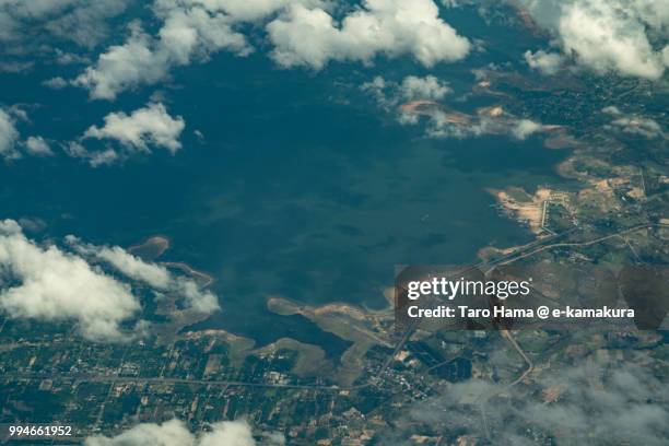 sirindhorn dam in ubon ratchathani province in thailand daytime aerial view from airplane - ubon ratchathani stockfoto's en -beelden