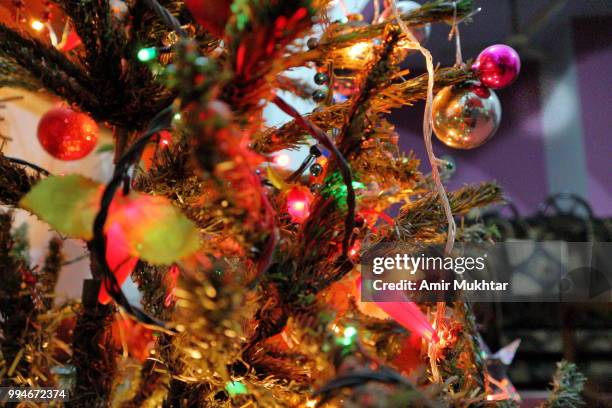 decorated christmas tree and ornaments - arts décoratifs photos et images de collection