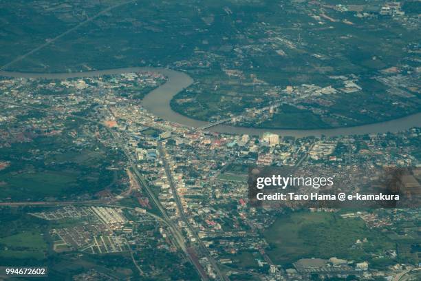 chachoengsao town in thailand daytime aerial view from airplane - taro hama 個照片及圖片檔