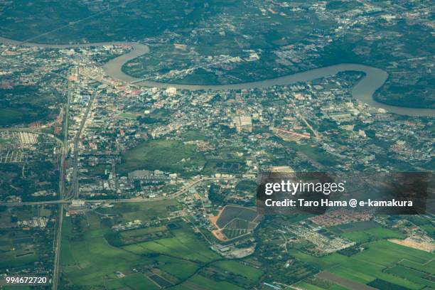 chachoengsao town in thailand daytime aerial view from airplane - taro hama 個照片及圖片檔