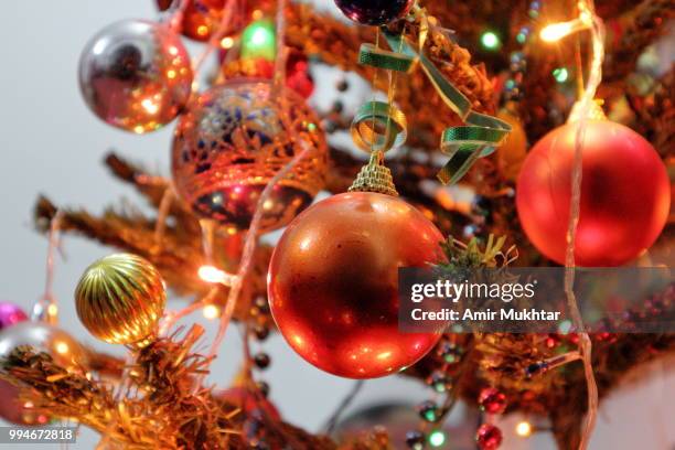 decorated christmas tree and ornaments - amir mukhtar 個照片及圖片檔