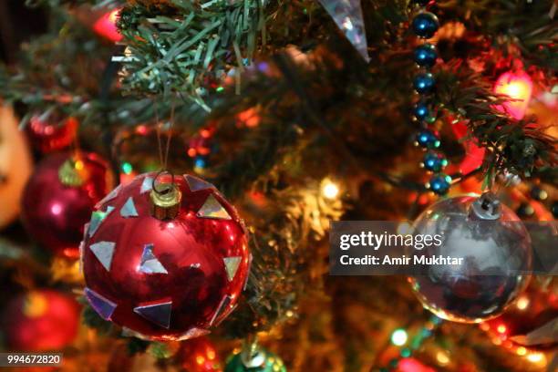 decorated christmas tree and ornaments - arte decorativo fotografías e imágenes de stock