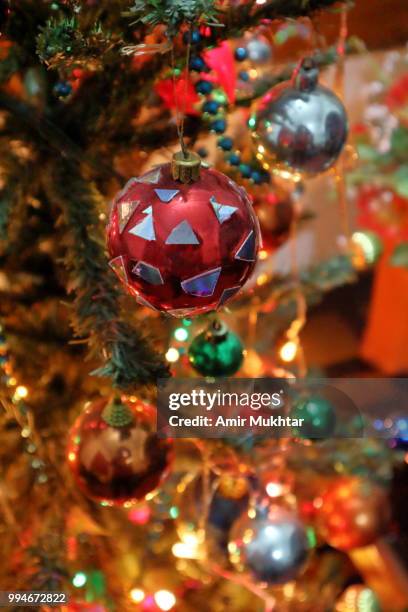 decorated christmas tree and ornaments - dekorative kunst stock-fotos und bilder