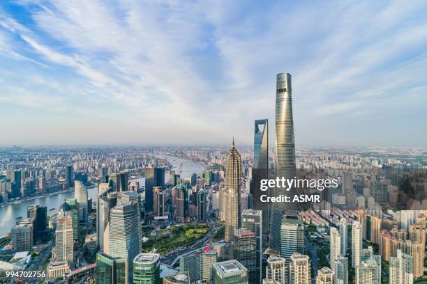 skyline von shanghai - shanghai tower schanghai stock-fotos und bilder