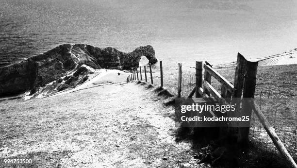 vista do caminho da costa de dorset acima porta obstáculo dorset england uk filmado em 35mm de cor com uma câmera leica - regression film - fotografias e filmes do acervo