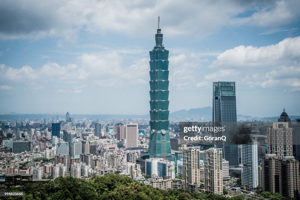 Skyskrapor i en modern stad med utsikt över perspektiv under blå himmel i Taipei, Taiwan