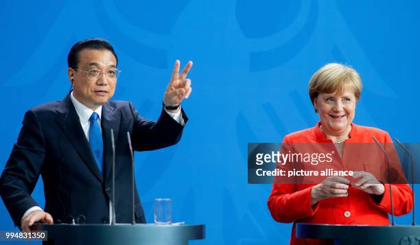 July 2018, Germany, Berlin: German Chancellor Angela Merkel of the Christian Democratic Union and China's Premier Li Keqiang attending a press...