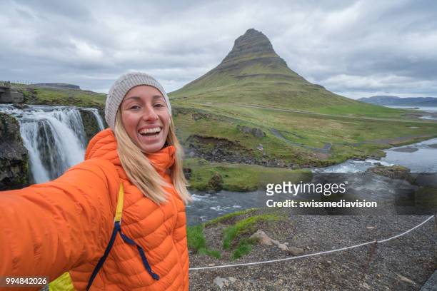 portrait de selfie de femelle touristique en islande au mont kirkjufell - islande du centre ouest photos et images de collection