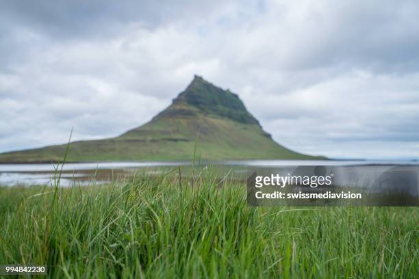 montagne de kirkjufell spectaculaire en islande contre ciel couvert, pas les gens - islande du centre ouest photos et images de collection