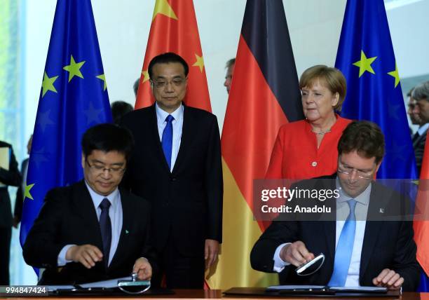 Member of the Board of Management of Daimler AG Ola Kallenius and Director of Tsinghua-Daimler Joint Research Center Li Meng sign an agreement as...