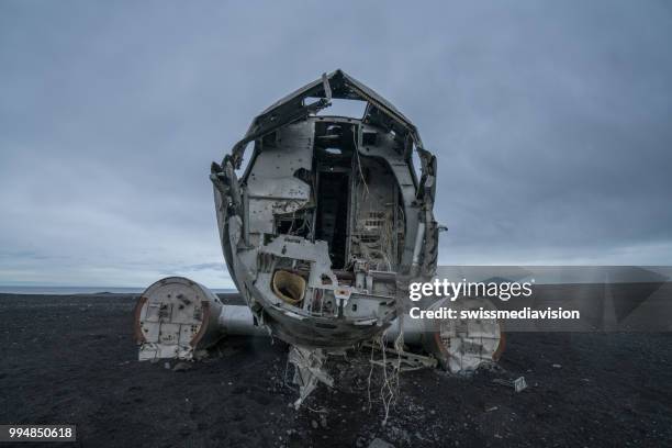 avant de l’épave d’avion sur la plage islande, avion dc3 marine - swissmediavision photos et images de collection