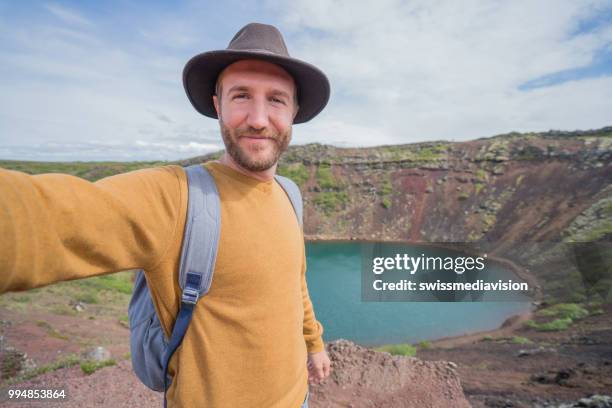 selfie de voyage mâle au-dessus de lac de cratère en islande - swissmediavision photos et images de collection