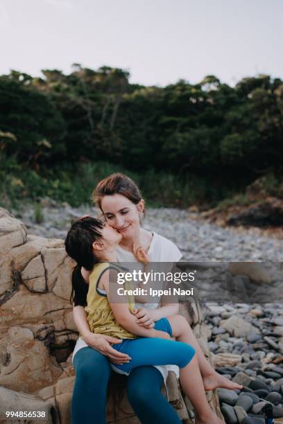 mother and little girl having intimate moment - ippei naoi 個照片及圖片檔