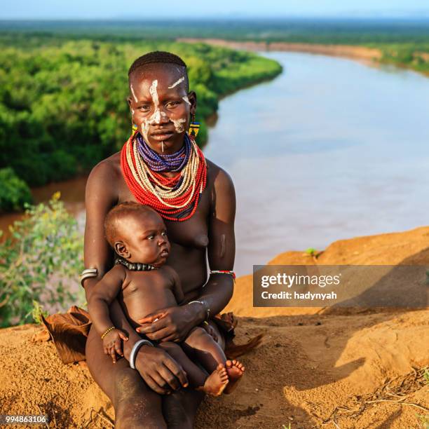 tribu karo mujer agarrando su bebé, etiopía, áfrica - tribu de áfrica oriental fotografías e imágenes de stock