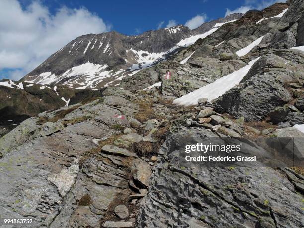 white and red footpath sign painted on a granite rock in formazza valley - alpes lepontine - fotografias e filmes do acervo