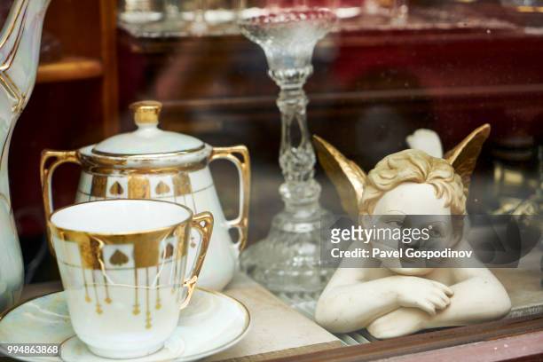 vintage china in an antique store in nuremberg's (nürnberg) old town - altstadt 個照片及圖片檔