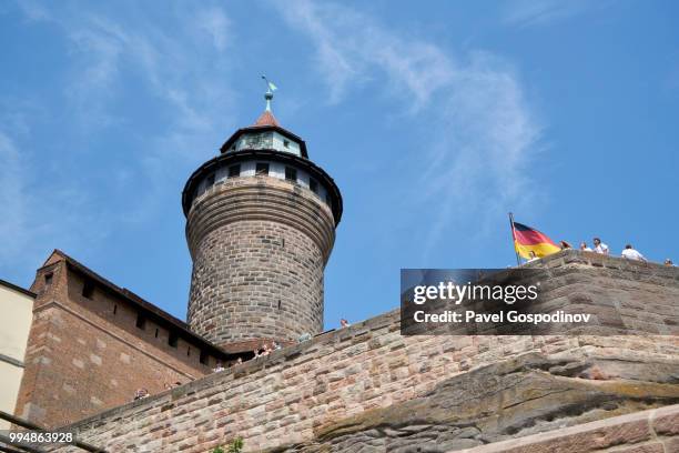 tourist visiting the nuremberg's castle - nürnbergpanorama stock-fotos und bilder