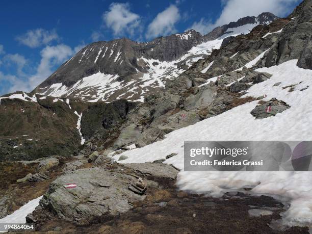 hiking trail partly covered with snow in formazza valley - alpes lepontine - fotografias e filmes do acervo