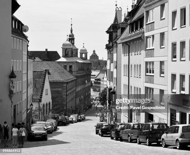 typical narrow street in nuremberg's (nürnberg) old town in black and white - pavel gospodinov stockfoto's en -beelden