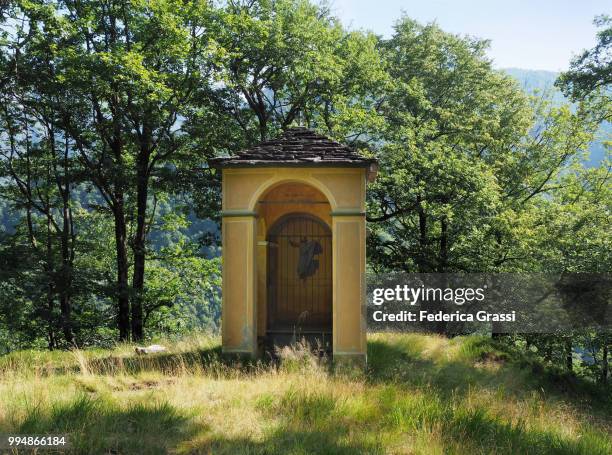 votive chapel at la piana, falmenta, cannobina valley - cannobio foto e immagini stock