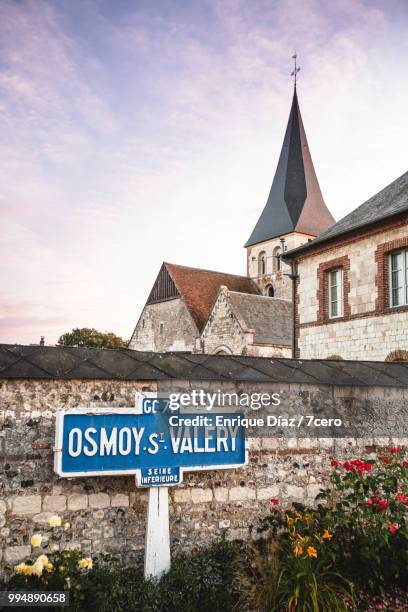 osmoy-saint-valery old road sign, france - seine maritime photos et images de collection