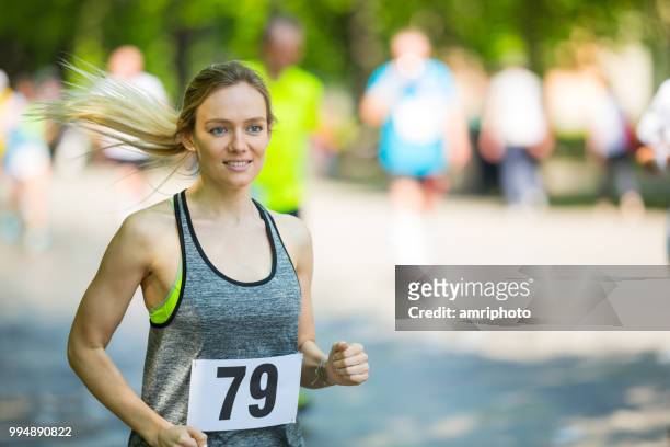 27 years old woman during running event - 25 29 years stock pictures, royalty-free photos & images