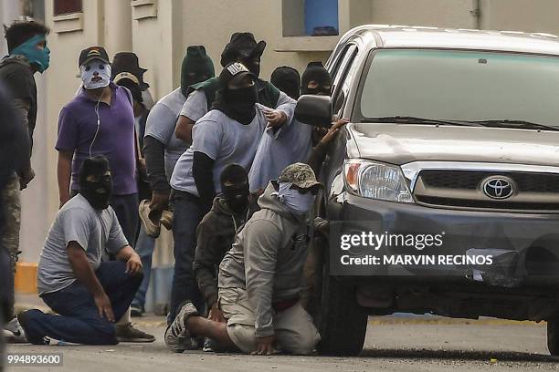 Paramilitaries surround the San Sebastian Basilica, in Diriamba, Nicaragua on July 09, 2018. Armed supporters of the government of Nicaraguan...