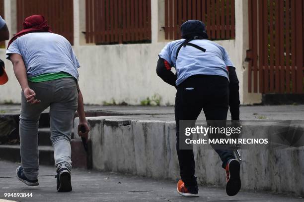 Paramilitaries surround the San Sebastian Basilica, in Diriamba, Nicaragua on July 09, 2018. Armed supporters of the government of Nicaraguan...