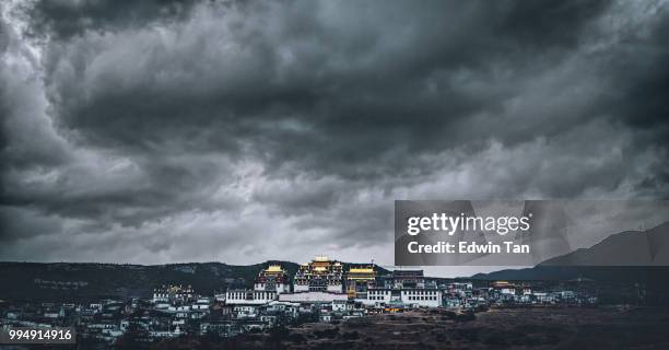 songzanlin tempel auch bekannt als das kloster ganden sumtseling in yunnan während ein stürmischer tag - songzanlin monastery stock-fotos und bilder