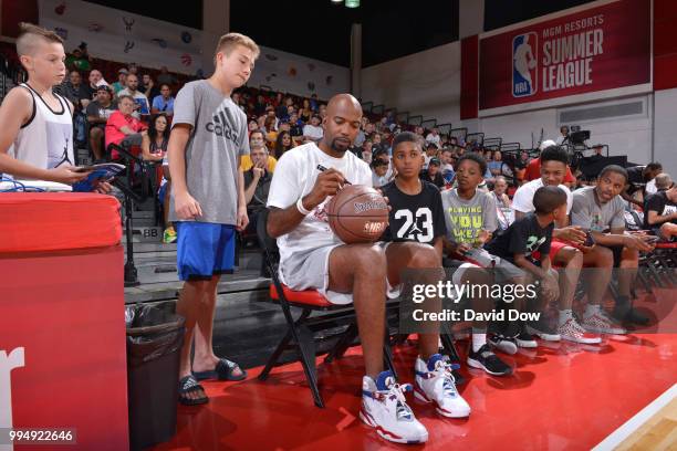 Richard Hamilton signs autographs during the game between the New Orleans Pelicans and the Detroit Pistons during the 2018 Las Vegas Summer League on...
