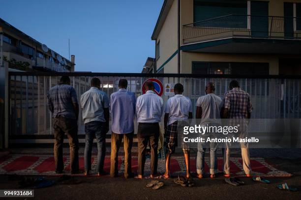 Migrants and refugees pray on a street after being evicted 4 days ago by Italian Police, on July 9, 2018 in Rome, Italy. About 120 African migrants...