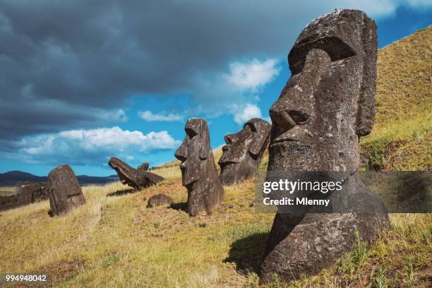 ilha de páscoa rano raraku moai estátuas rapa nui chile - mlenny - fotografias e filmes do acervo