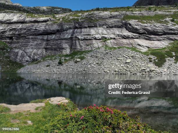 granite wall at lower paione lake (lago del paione inferiore) - alpes lepontine - fotografias e filmes do acervo