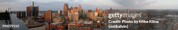 super wide view detroit - detroit skyline stock-fotos und bilder
