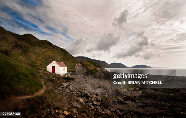 isolated sea side cottage with sweeping sea view - beach cottage bildbanksfoton och bilder