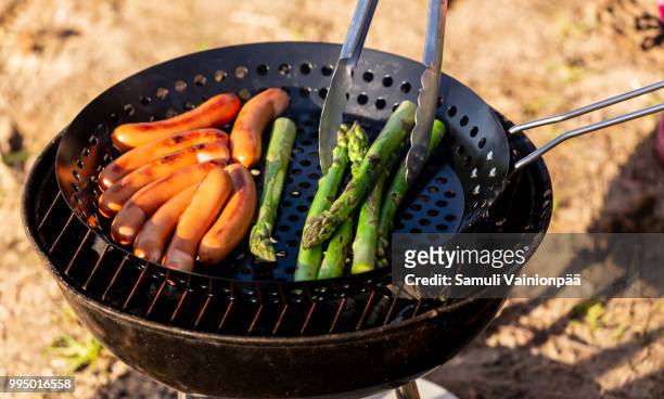 wieners and asparagus on barbecue grill - southern finland province fotografías e imágenes de stock